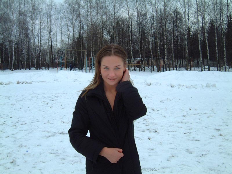 Юлия разделась зимой на футбольном поле