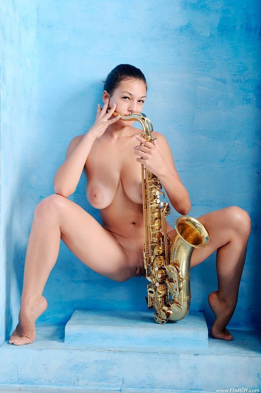 Сексуальные фото сисястой брюнетки с саксофоном
