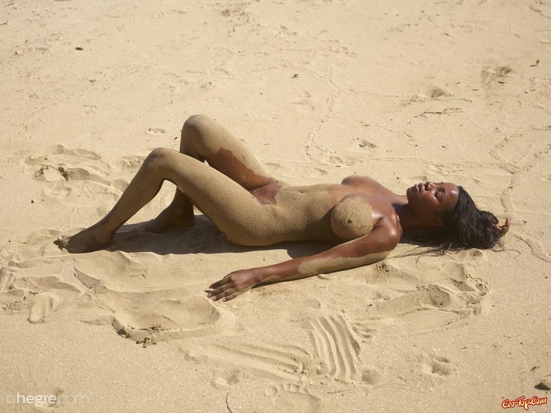 Африканка с крупной грудью валяется на пляже